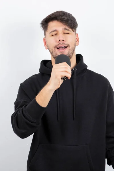 Retrato Cantante Guapo Cantando Micrófono Foto Alta Calidad — Foto de Stock