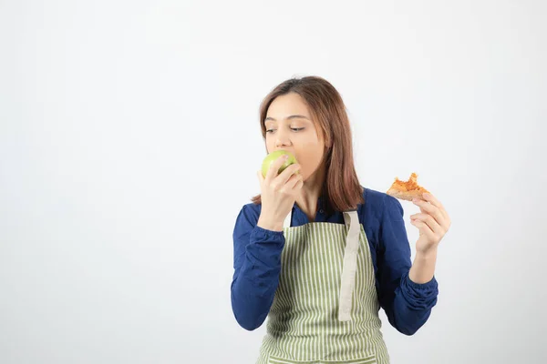 Menina Adorável Avental Comendo Maçã Verde Vez Pizza Foto Alta — Fotografia de Stock