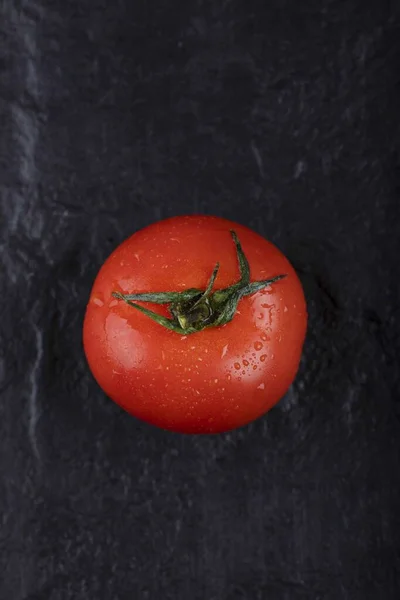 Eine Ganze Rote Frische Tomate Auf Schwarzem Hintergrund Hochwertiges Foto — Stockfoto