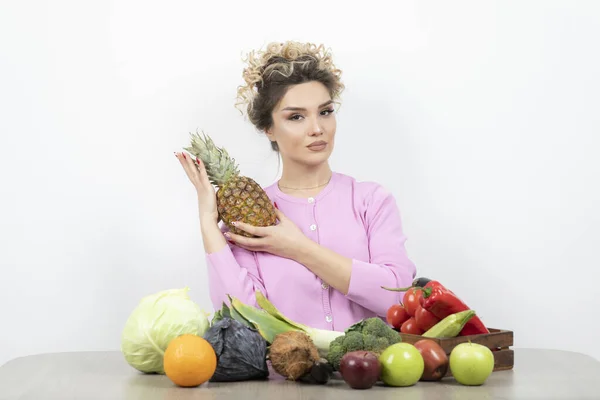 Młoda Modelka Ręku Siedzi Przy Biurku Pełna Owoców Wysokiej Jakości — Zdjęcie stockowe