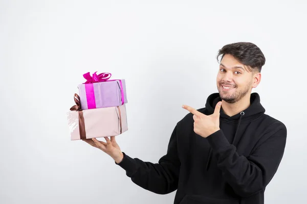 Porträt Eines Attraktiven Mannes Der Auf Eine Schachtel Zeigt Hochwertiges — Stockfoto