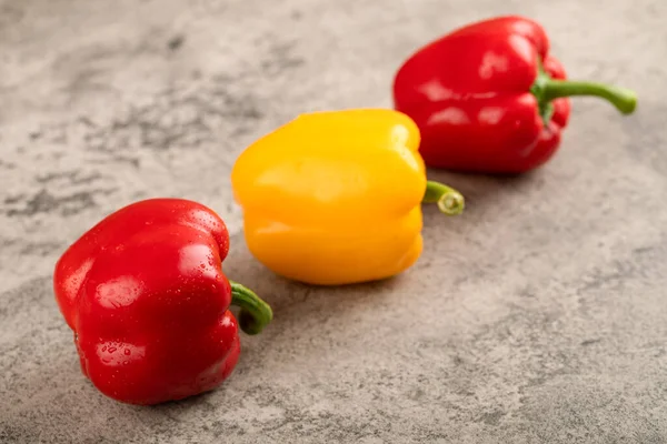 Színes Friss Paprika Elhelyezett Háttér Kiváló Minőségű Fénykép — Stock Fotó