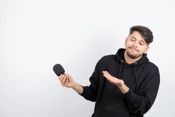 Retrato Cantor Bonito Cantando Hit Microfone Foto Alta Qualidade — Fotografia de Stock