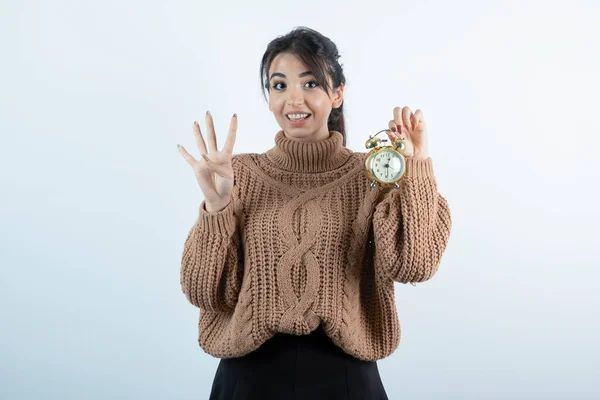 Imagen Una Joven Hermosa Mujer Punto Sosteniendo Reloj Mostrando Mano —  Fotos de Stock