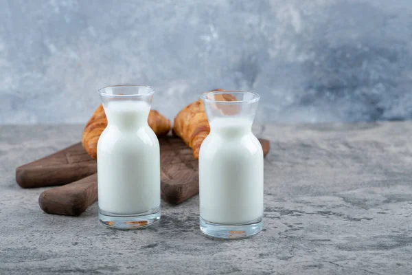 Croissants Frescos Saborosos Com Jarro Vidro Leite Colocado Mesa Pedra — Fotografia de Stock