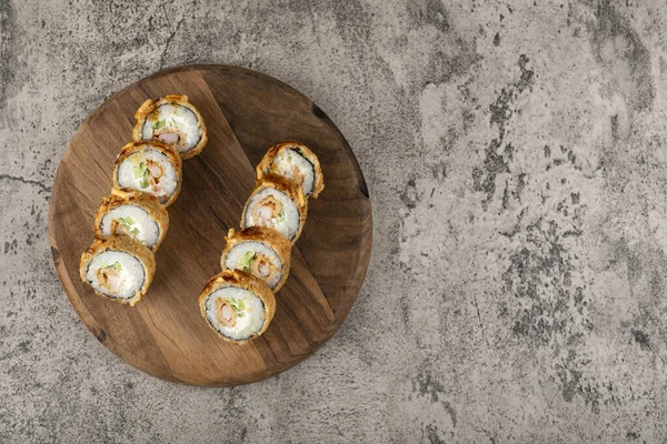 Placa Madeira Rolos Sushi Fritos Quentes Com Salmão Superfície Pedra — Fotografia de Stock