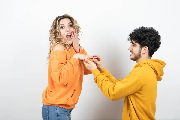 Bruna Ragazzo Facendo Proposta Una Giovane Donna Dai Capelli Ondulati — Foto Stock