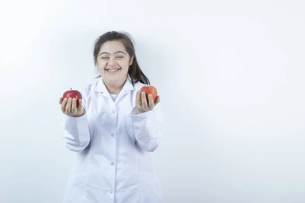 Een Jong Meisje Doktersuniform Met Rood Appelfruit Hoge Kwaliteit Foto — Stockfoto