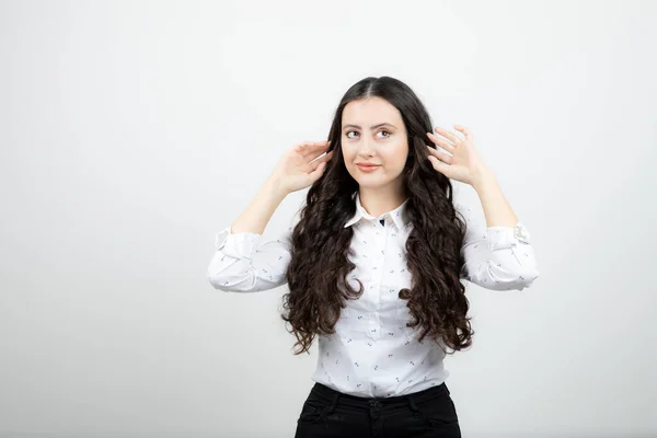 Ritratto Bella Donna Piedi Fissare Capelli Lunghi Foto Alta Qualità — Foto Stock