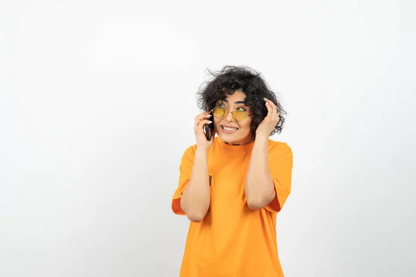 Mujer Joven Con Smartphone Posando Sobre Fondo Blanco — Foto de Stock