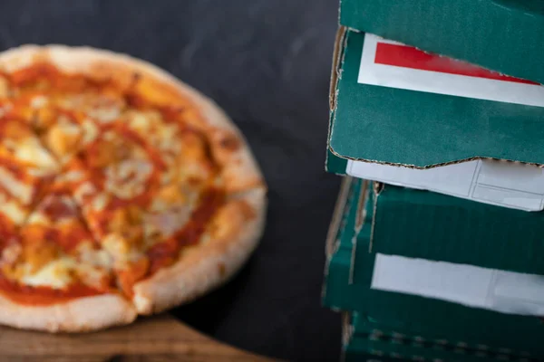 Нарезанная Вкусная Пицца Каменном Столе Высокое Качество Фото — стоковое фото