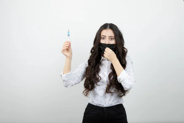 Immagine Una Bella Ragazza Maschera Medica Che Tiene Una Siringa — Foto Stock