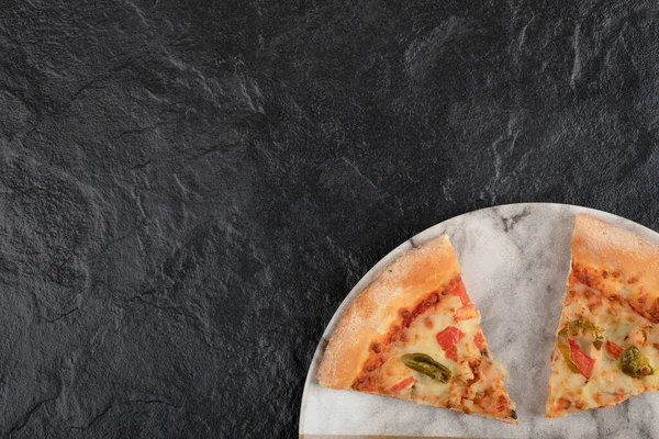 Tallrik Med Läckra Pizzabitar Med Grönsaker Svart Bakgrund Högkvalitativt Foto — Stockfoto