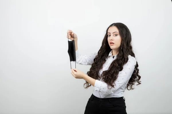 Imagem Mulher Jovem Segurando Máscara Preta Sobre Branco Foto Alta — Fotografia de Stock