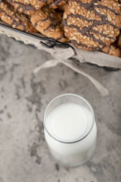 Cesta Vime Biscoitos Aveia Com Copo Leite Fresco Mármore Foto — Fotografia de Stock