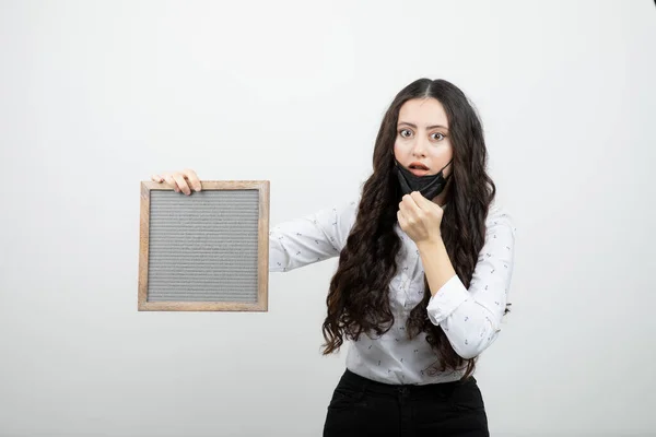 Girato Giovane Bella Ragazza Maschera Nera Che Mostra Cornice Foto — Foto Stock