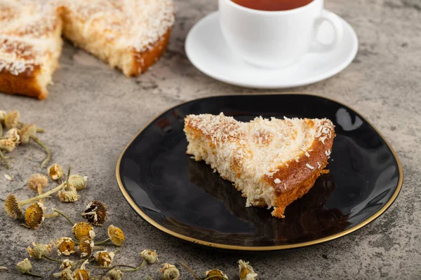 Desszert Torta Szeletek Kókusz Forgács Elhelyezett Kőasztalra Kiváló Minőségű Fénykép — Stock Fotó