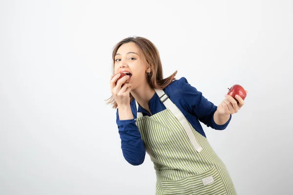 Imagem Uma Jovem Mulher Comendo Maçã Vermelha Fundo Branco Foto — Fotografia de Stock