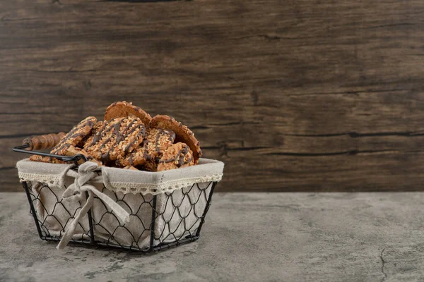 Deliciosos Biscoitos Multigrãos Frescos Com Esmalte Chocolate Cesta Foto Alta — Fotografia de Stock