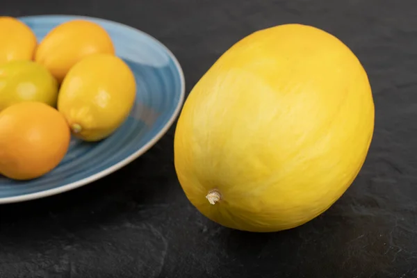 Πιάτο Ζουμερά Λεμόνια Και Κίτρινο Πεπόνι Μαύρο Φόντο Υψηλής Ποιότητας — Φωτογραφία Αρχείου