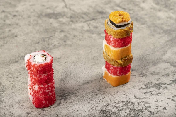 Stos Pysznych Różnych Bułek Sushi Kamiennym Tle Wysokiej Jakości Zdjęcie — Zdjęcie stockowe