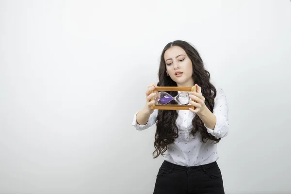 Bella Ragazza Con Capelli Lunghi Utilizzando Clessidra Controllare Ora Esatta — Foto Stock