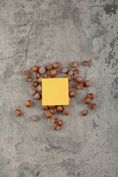 Υγιή Καρύδια Μακαντάμια Κίτρινο Τετράγωνο Αυτοκόλλητο Πέτρινο Φόντο Υψηλής Ποιότητας — Φωτογραφία Αρχείου