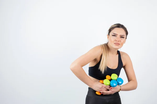 Mulher Loira Forma Top Preto Segurando Halteres Coloridos Foto Alta — Fotografia de Stock