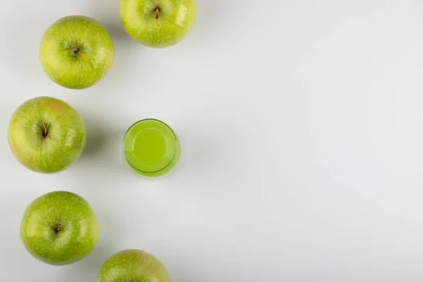 Deliciosas Manzanas Verdes Maduras Con Vaso Jugo Sobre Fondo Blanco —  Fotos de Stock