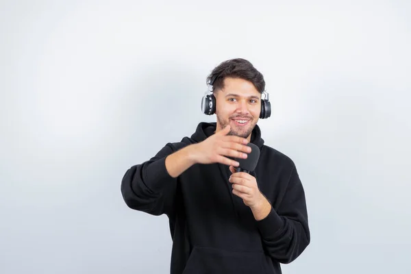 Joven Guapo Cantando Karaoke Con Grandes Auriculares Inalámbricos Foto Alta —  Fotos de Stock