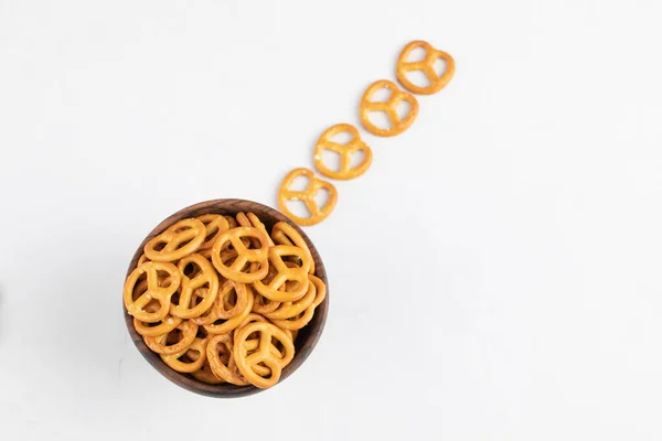 Ciotola Legno Gustosi Pretzel Croccanti Sfondo Bianco Foto Alta Qualità — Foto Stock