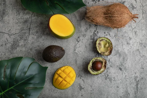 Scheiben Geschnittene Tropische Früchte Mango Kokosnuss Und Gebrochene Avocado Auf — Stockfoto