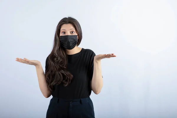 Hermosa Chica Morena Máscara Médica Negro Pie Posando Contra Pared — Foto de Stock