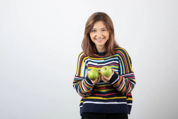 Jeune Femme Tenue Décontractée Tenant Des Pommes Vertes Avec Une — Photo