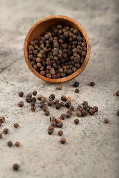 Trä Skål Med Svartpepparkorn Placeras Sten Bakgrund Högkvalitativt Foto — Stockfoto