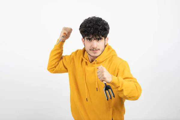 Retrato Joven Moreno Pie Sosteniendo Una Herramienta Jardín Foto Alta —  Fotos de Stock