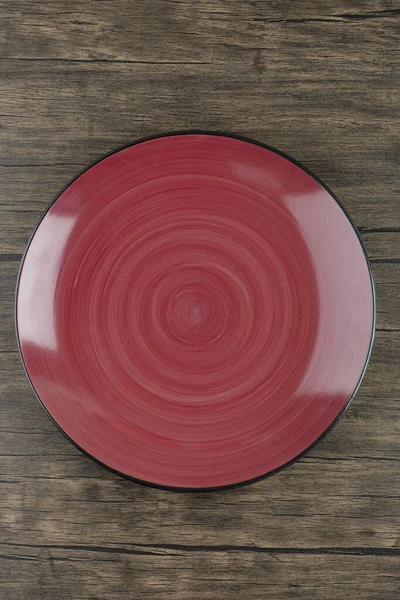 Κάτοψη Ενός Άδειου Κόκκινου Πιάτου Ξύλινο Φόντο Υψηλής Ποιότητας Φωτογραφία — Φωτογραφία Αρχείου