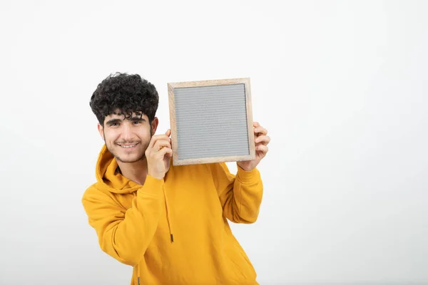 Retrato Joven Moreno Pie Sosteniendo Marco Gris Foto Alta Calidad — Foto de Stock