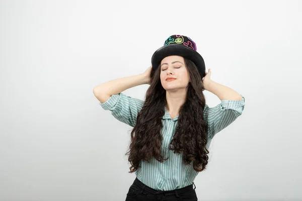 마술사 모자를 머리의 여성의 초상화 고품질 — 스톡 사진