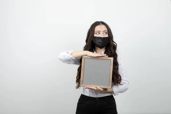 Girato Giovane Bella Ragazza Maschera Nera Che Mostra Cornice Foto — Foto Stock