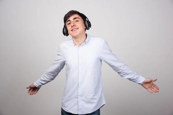 Foto Joven Guapo Con Auriculares Escuchando Canción Foto Alta Calidad —  Fotos de Stock