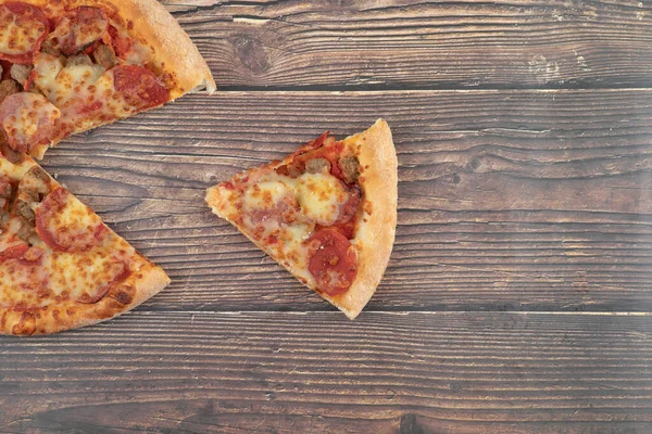 Leckere Peperoni Und Kitschige Pizza Auf Einem Holztisch Hochwertiges Foto — Stockfoto