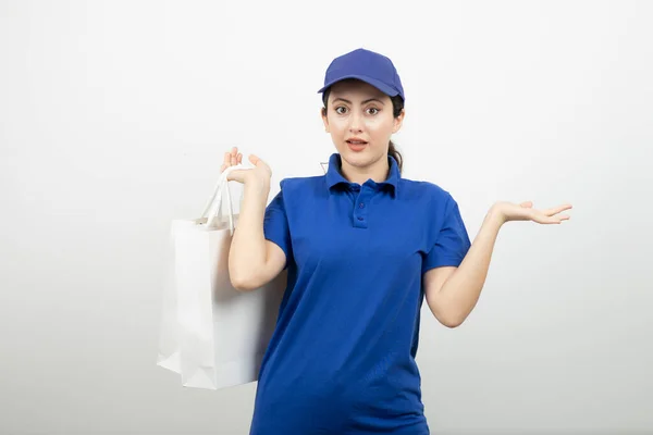 Hermosa Mensajera Femenina Traje Azul Sosteniendo Bolsas Blancas Foto Alta —  Fotos de Stock