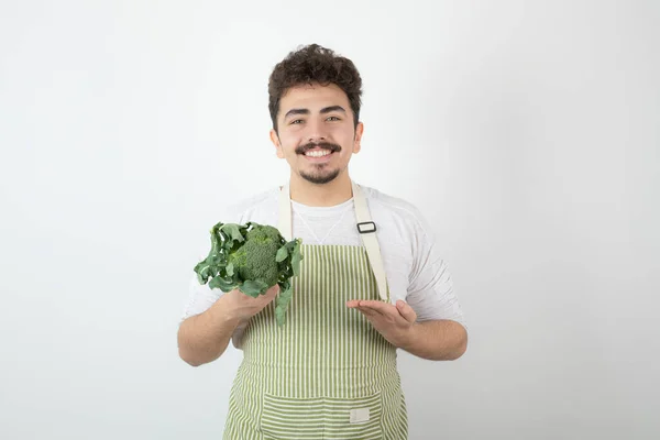 Leende Ung Kille Håller Färsk Broccoli Gren Och Tittar Kameran — Stockfoto