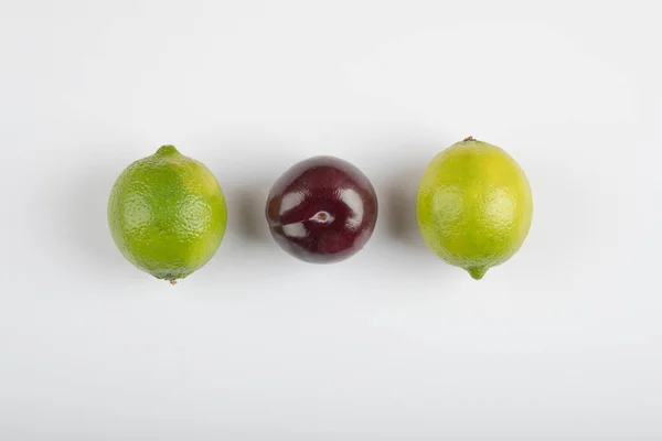 Deux Fruits Verts Une Prune Sur Fond Blanc Photo Haute — Photo