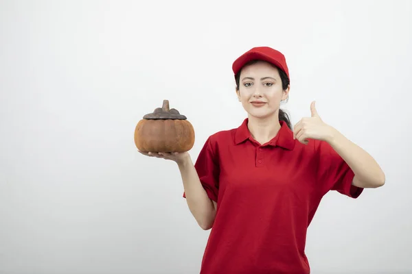 Mujer Morena Uniforme Rojo Con Calabaza Mostrando Pulgar Hacia Arriba —  Fotos de Stock