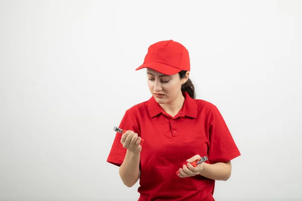 Atrakcyjna Kobieta Czerwonym Mundurze Ćwicząca Ekspanderami Wysokiej Jakości Zdjęcie — Zdjęcie stockowe