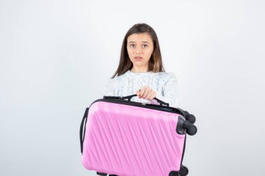 Genç turist resmi pembe bavulu tutuyor ve geçiş iznini bekliyor. Yüksek kalite fotoğraf