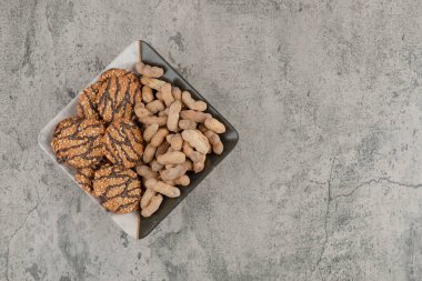 Taş bir arka planda yulaflı kurabiye ve fındıklı güzel bir tabak. Yüksek kalite fotoğraf