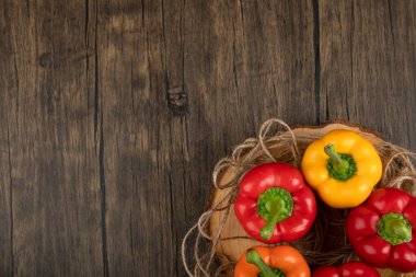 Tahta parçasına renkli dolmalık biber. Yüksek kalite fotoğraf